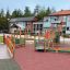 Epsilon inclusive playground avec des rampes et diverses structures de jeu pour enfants.