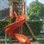 Twister w/ swing - toboggan spiral orange sur une aire de jeux