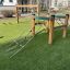 Obstacle course pour enfants sur un terrain de jeu avec filets d’escalade et structures en bois
