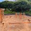 Parcours d’obstacles extérieur pour enfants dans un terrain de jeu sablonneux.