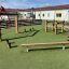 Obstacle course extérieur pour enfants sur terrain de jeu en gazon artificiel