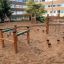 Parcours d’obstacles extérieur en bois avec filets d’escalade pour enfants.