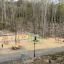 Trim Trail extérieur avec diverses stations d’exercice en bois dans un cadre forestier.