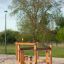 Trim trail obstacle de terrain de jeu en bois pour enfants dans une aire de jeux extérieure sablonneuse.