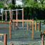 Parcours d’obstacles pour aire de jeux extérieure en bois Trim trail avec balançoires et cordes d’escalade