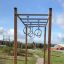 Horizontal ladder w/ climbing rings dans un cadre de terrain de jeu
