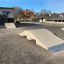 Rampe de skate en béton Bump dans un parc.