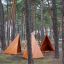 Ensemble de jeux Tipi Nature wooden house parmi des pins