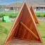 Équipement de jeu Tipi Nature wooden house en bois naturel sur de l'herbe verte