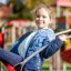 Enfant profitant de Nature Double Swing 5m sur l'aire de jeux.
