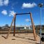 Nature Double Swing 5m dans une aire de jeux avec structure en bois et deux sièges
