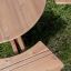 Round table & benches sur fond d’herbe.