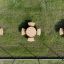 Round table & benches installé sur l’herbe, vue de dessus.