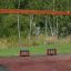 Wooden Baby double swing dans un parc.