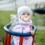 Enfant assis dans Wooden Baby double swing à l'extérieur