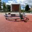 Bicycle merry-go-round sur une aire de jeux avec surface en caoutchouc