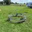 Bicycle merry-go-round sur une aire de jeux herbeuse.