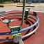 Bicycle merry-go-round sur une aire de jeux avec surface en caoutchouc rouge