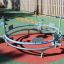 Bicycle merry-go-round dans une aire de jeux sous la lumière du soleil