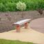 Robinia bench siège extérieur en bois sur un chemin de terrain de jeu