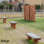 Robinia bench dans une aire de jeux moderne.