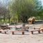 Robinia bench autour d'un foyer dans un parc