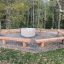 Robinia bench sièges extérieurs autour d'un foyer dans un cadre forestier