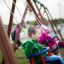 Des enfants jouant sur un ensemble 2+2 multiple swing.