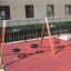 Ensemble de aire de jeux 2+2 multiple swing avec siège à pneu et siège seau en milieu urbain