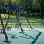 2+2 multiple swing installé sur une aire de jeux