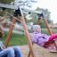 Des enfants s’amusant sur le 2+2 multiple swing dans une aire de jeux.
