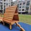 Kanha wooden playhouse with slide dans une cour d'appartement moderne