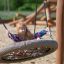 Enfant se balançant sur Double Swing Robinia (BNS 90).