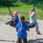 Enfants jouant sur Double Swing Robinia (BNS 90) dans un parc.