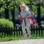 Enfant jouant sur un 1+2 multiple swing dans le parc.