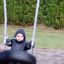 Enfant sur un 1+2 multiple swing dans le parc.
