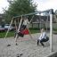 Des enfants jouant sur un 1+2 multiple swing dans une aire de jeux.