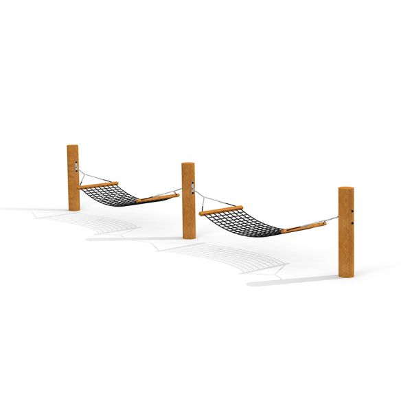 Double Hammock avec des poteaux en bois et un filet noir.