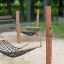 Double Hammock dans un parc extérieur avec des poteaux en bois et un filet.