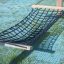 Filet noir Double Hammock sur un fond de tapis herbeux.