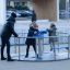 Wheelchair Accessible Merry-go-round (2-person) équipement de jeu avec des rails métalliques et des sièges bleus