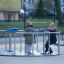 Carrousel accessible en fauteuil roulant avec deux enfants jouant dehors en vêtements d'hiver
