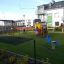 Des enfants jouent dans une aire de jeux avec Dog rocking.