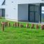 Aire de jeux extérieure avec poteaux en bois Cape Code Ă˘Ĺšâ‚¬ 20-25 cm installés sur l’herbe.