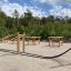 Espace de fitness extérieur avec Battle Rope Workout Set et d’autres équipements d’entraînement entourés de verdure