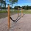 Battle Rope Workout Set extérieur avec poteaux en bois dans un parc.