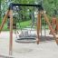 Bird Nest Single Swing (BNS 120 cm) dans une aire de jeux pour enfants.