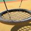 Bird Nest Single Swing (BNS 120 cm) sur une aire de jeux.