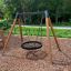 Bird Nest Single Swing (BNS 120 cm) dans un cadre d'aire de jeux extérieure.