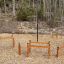 Obstacle Course Chain Bridge dans un cadre forestier.